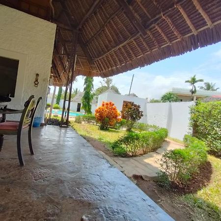 Miwa Holiday Resort Diani Beach Esterno foto