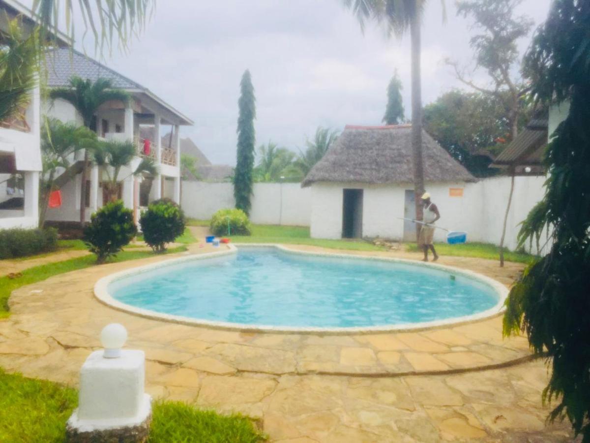 Miwa Holiday Resort Diani Beach Esterno foto