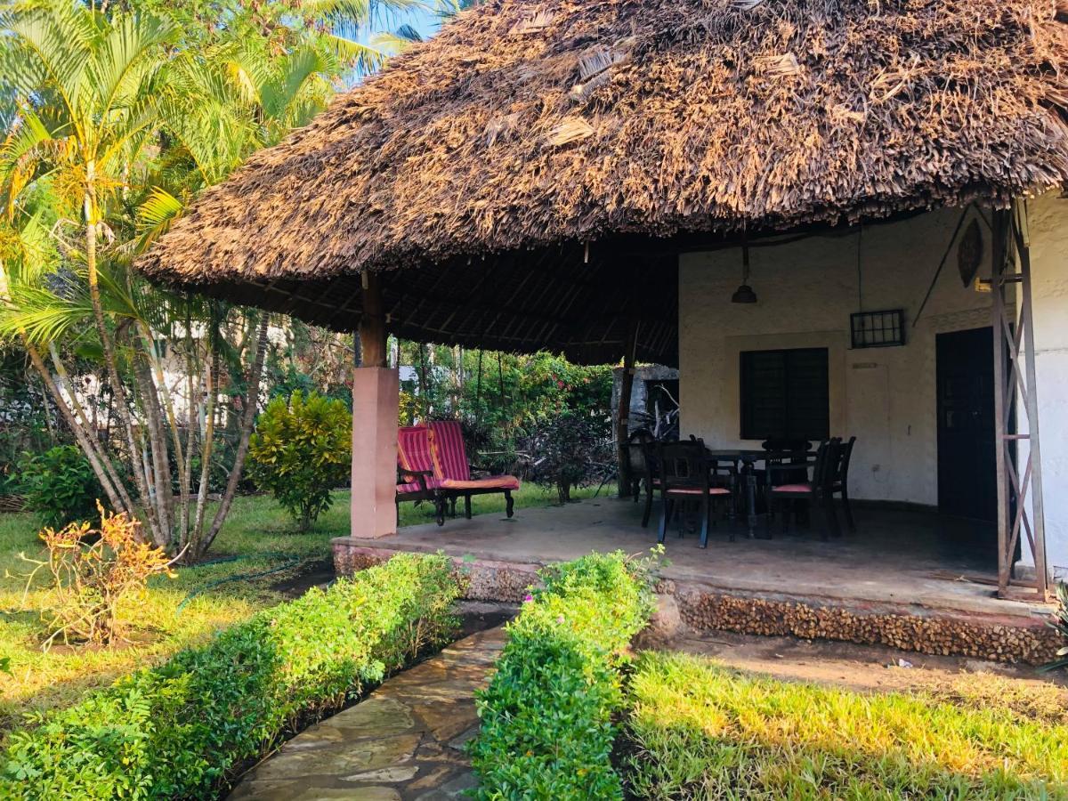 Miwa Holiday Resort Diani Beach Esterno foto