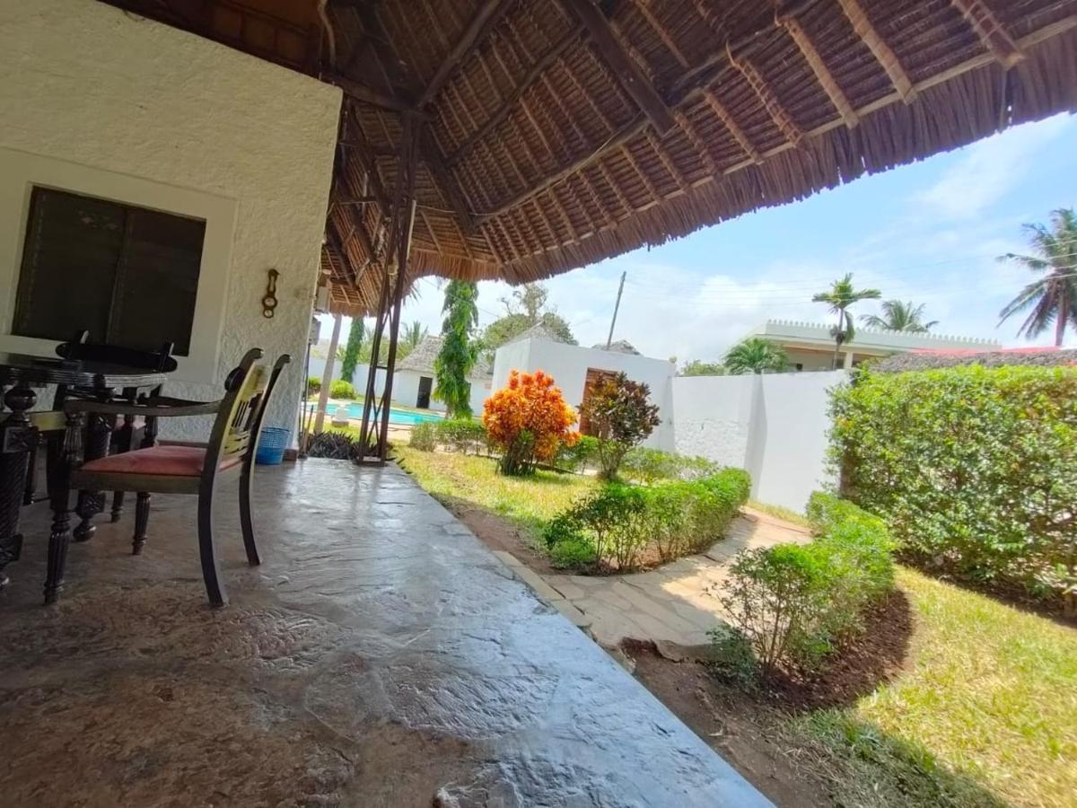 Miwa Holiday Resort Diani Beach Esterno foto