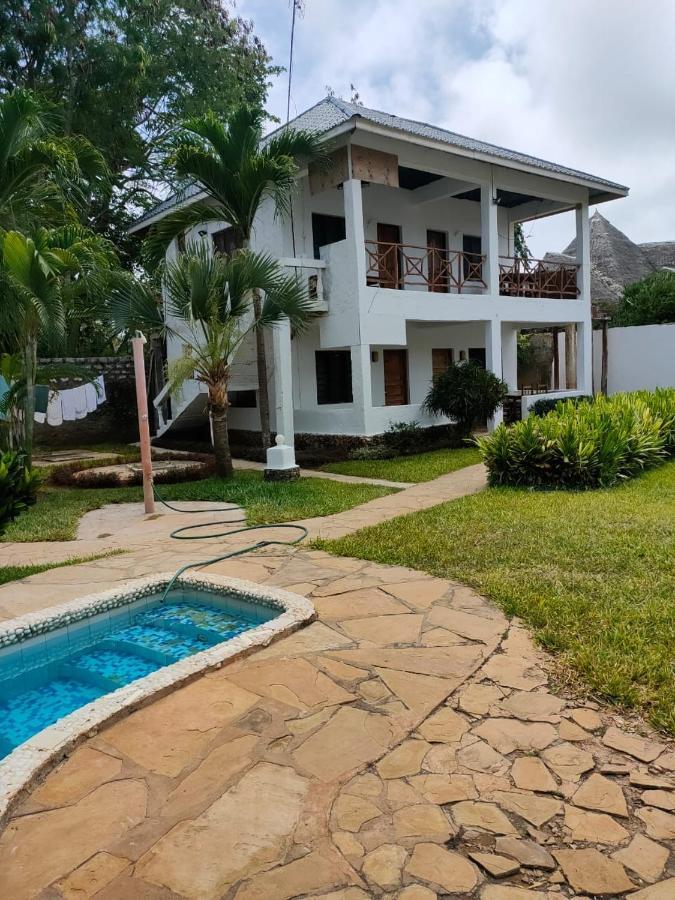 Miwa Holiday Resort Diani Beach Esterno foto